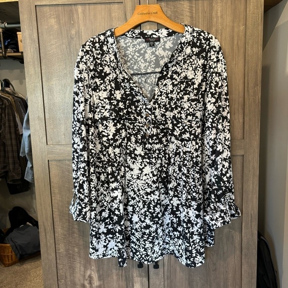 Cocomo Woman 3X Top Black White Floral Stretch Henley Long Roll Tab Sleeves - Picture 1 of 11